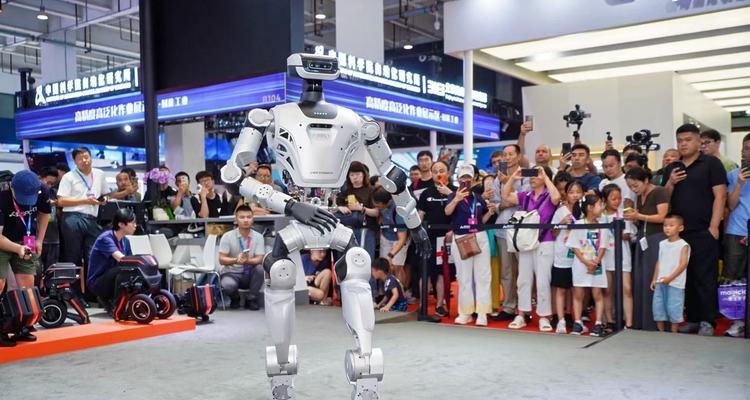 全尺寸人形机器人LimX Oli亮相WRC，逐际动力展现具身智能全链路技术突破